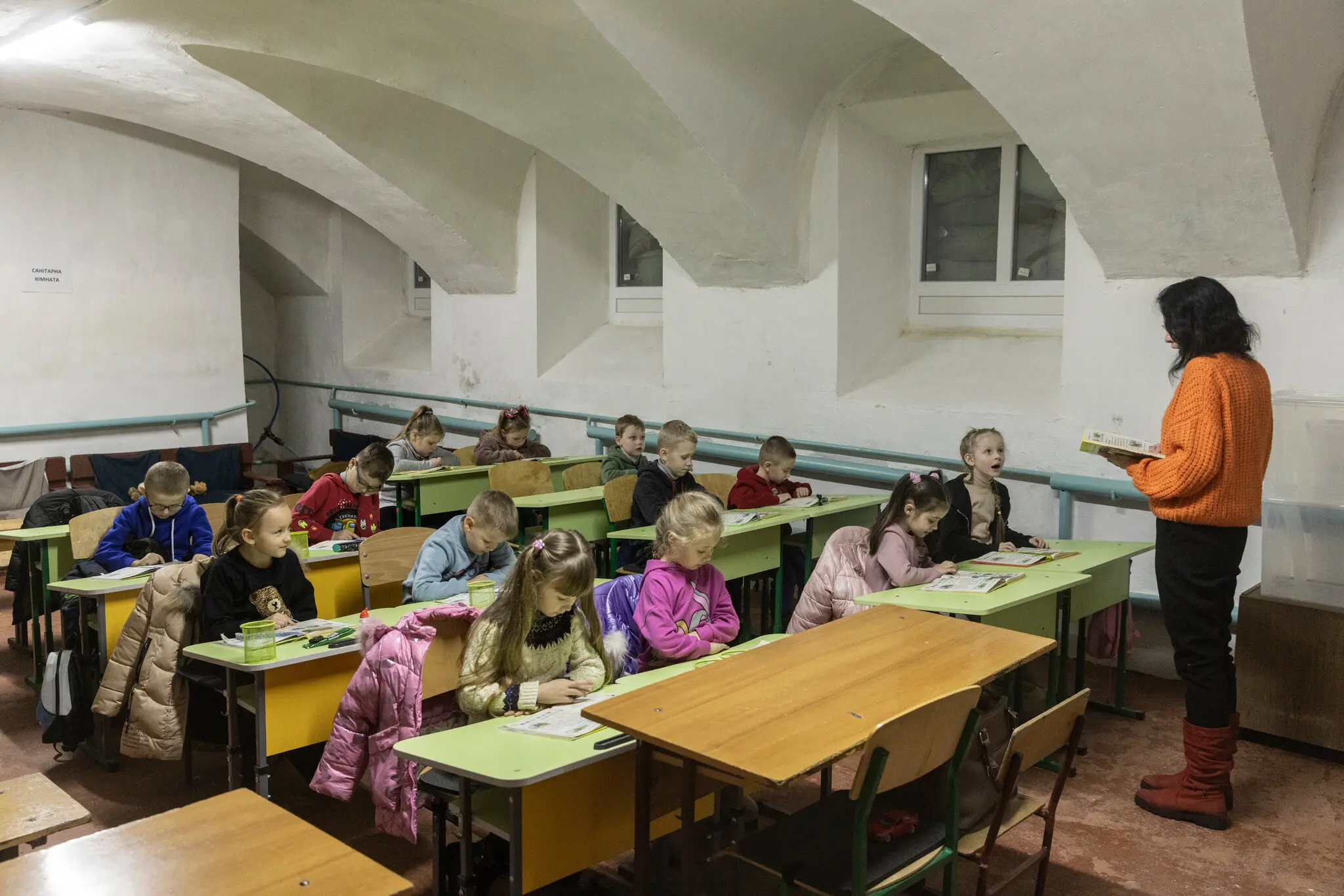 Під час сирени повітряної тривоги молоді школярі відвідували заняття в підземному бункері в школі в Сумській області в 2023 році.